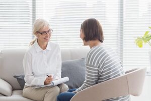 woman talks with therapist and major depressive disorder treatment
