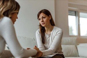 woman talks with therapist about trauma therapy