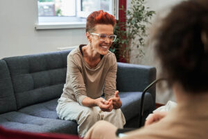 Woman smiles as she talks to therapist about what cognitive-behavioral therapy is